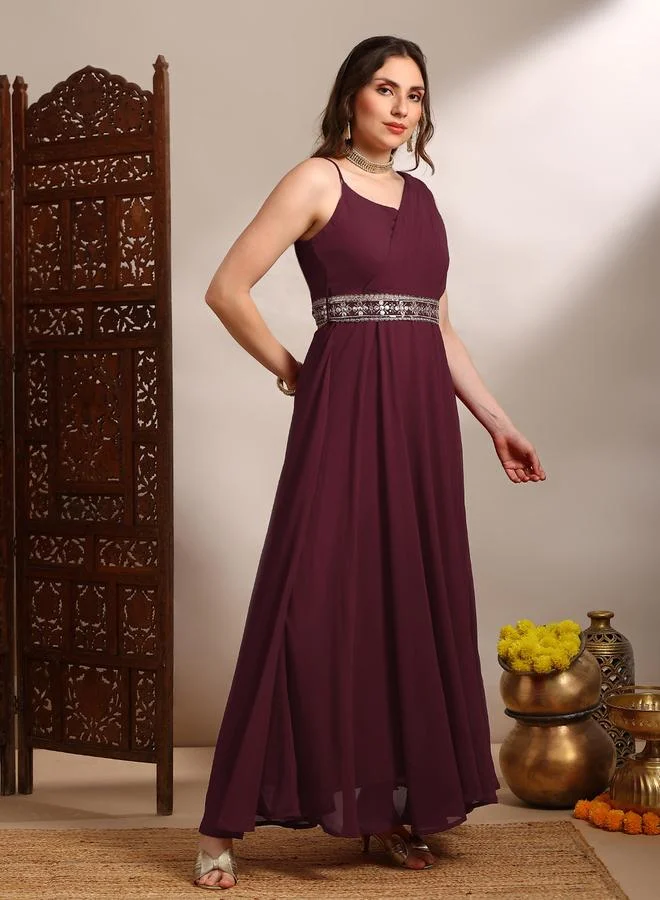 جلو باص فستان ماكسي نسائي بحمالات رفيعة مطرز بلون عنابي